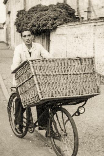 Man met bakkersfiets