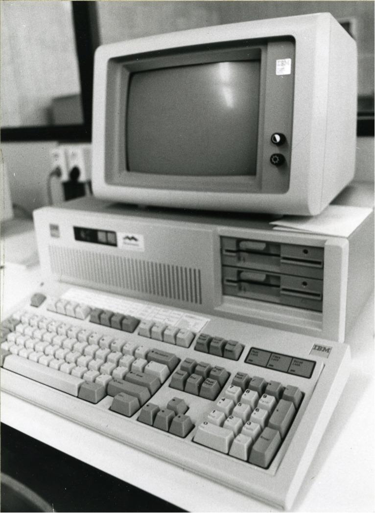 De eerste pc aangeschaft door het SHCL in 1988.