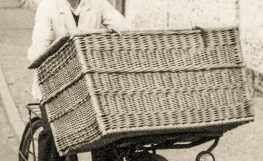 Man met bakkersfiets